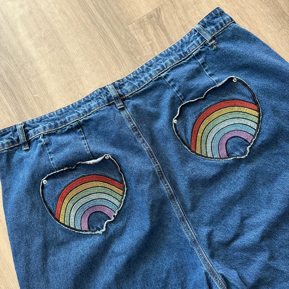 Vintage-Inspired Wide Leg Rainbow Patch Jeans – Cider 4XL= size 20 🌈